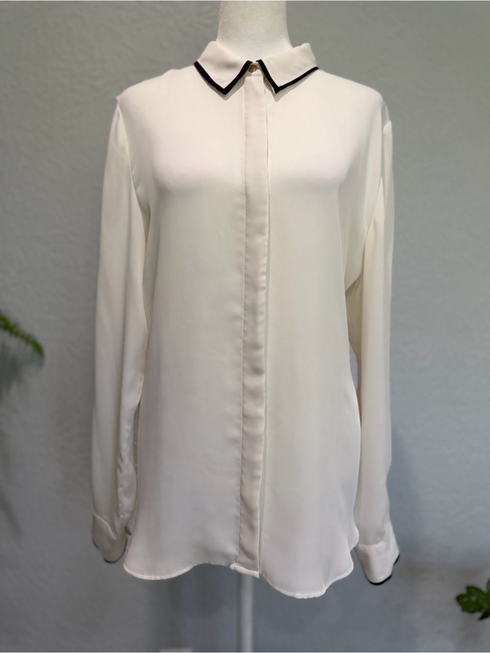 H&M Women's Cream Button-Front Blouse with Black-Trim Collar